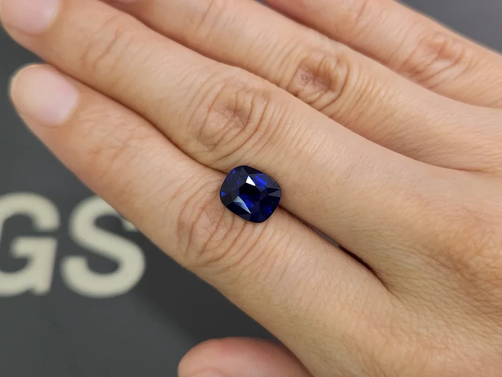 Негретый сапфир Royal Blue в огранке кушон 4,05 карата, Шри-Ланка Изображение №2