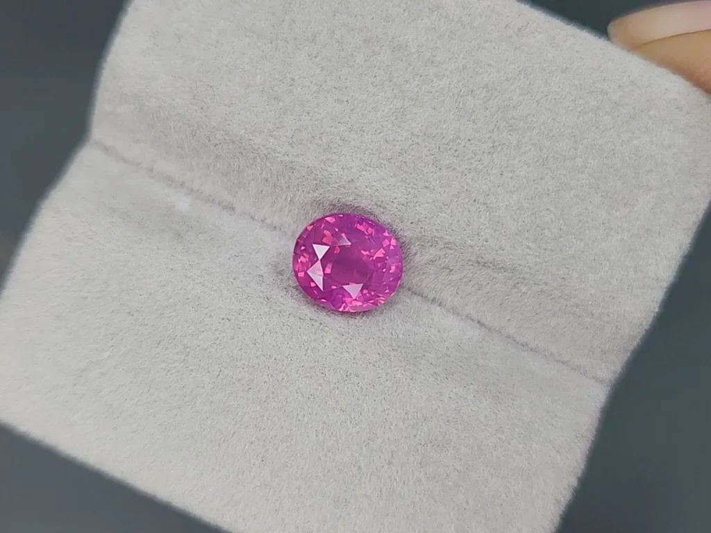 Негретый сапфир Hot Pink с эффектом рутилового шелка в огранке овал 2,02 карата, Шри-Ланка Изображение №4