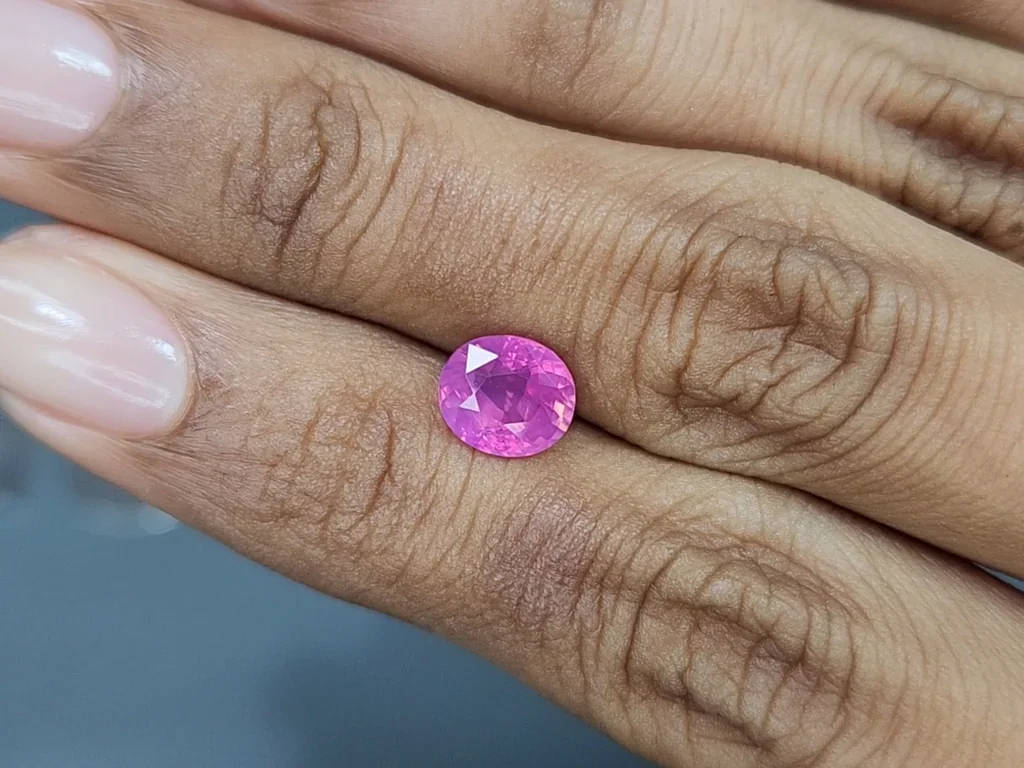 Негретый сапфир Hot Pink с эффектом рутилового шелка в огранке овал 2,02 карата, Шри-Ланка Изображение №2