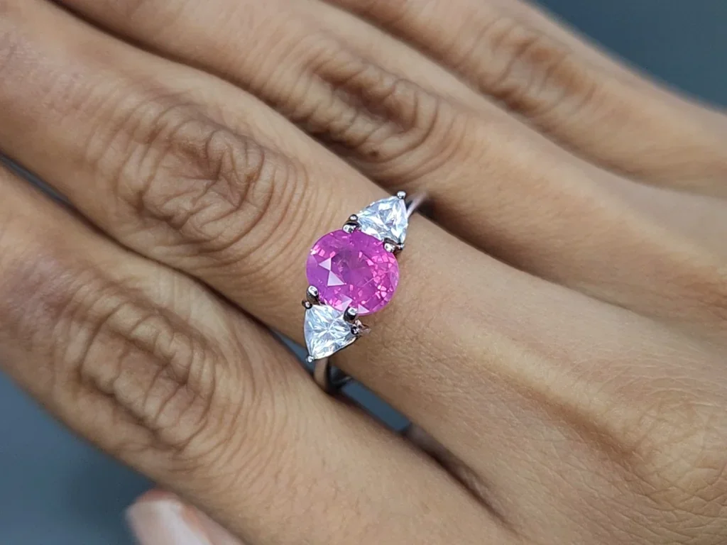 Негретый сапфир Hot Pink с эффектом рутилового шелка в огранке овал 2,02 карата, Шри-Ланка Изображение №5