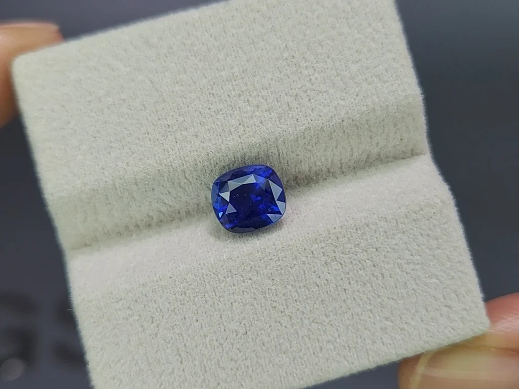 Негретый сапфир Royal Blue в огранке кушон 2,52  карат, Шри-Ланка Изображение №4