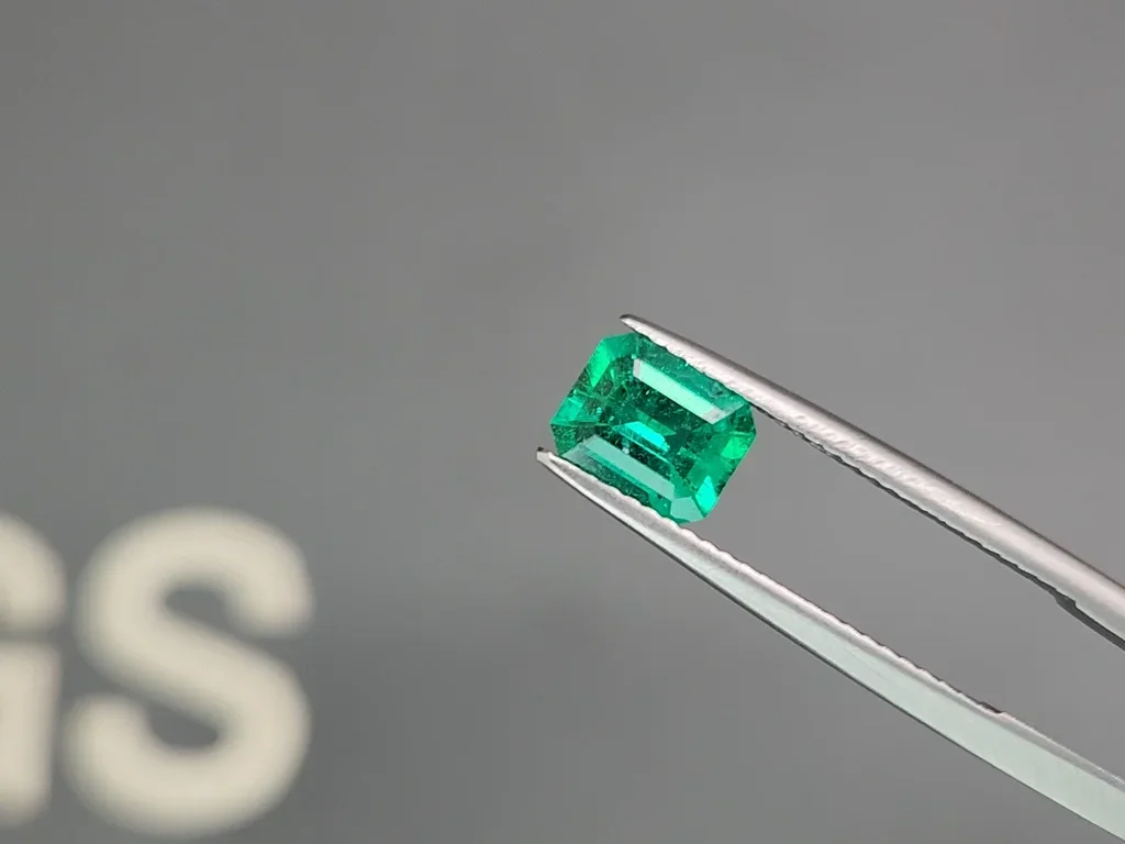 Изумруд цвета Vivid Green 1,14 карат, Колумбия Изображение №3