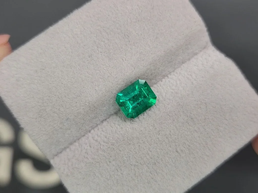 Изумруд цвета Vivid Green 1,14 карат, Колумбия Изображение №4
