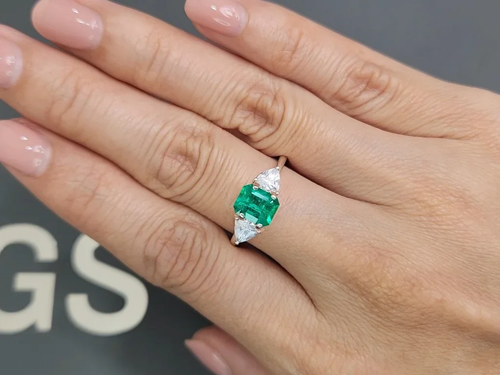 Изумруд цвета Vivid Green 1,14 карат, Колумбия Изображение №5