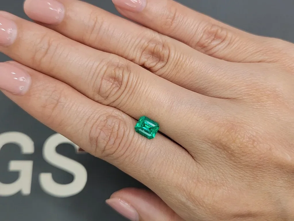 Изумруд цвета Vivid Green 1,14 карат, Колумбия Изображение №2