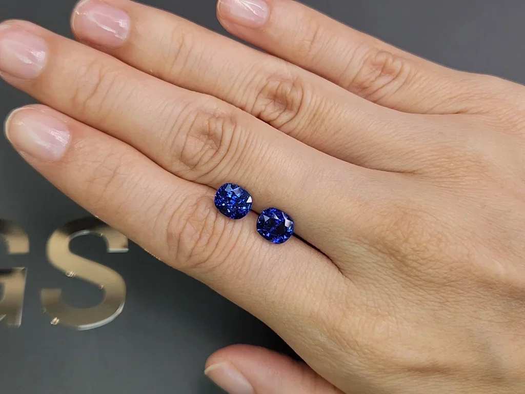 Пара синих сапфиров цвета Royal Blue в огранке овал 4,13 карата, Шри-Ланка Изображение №2