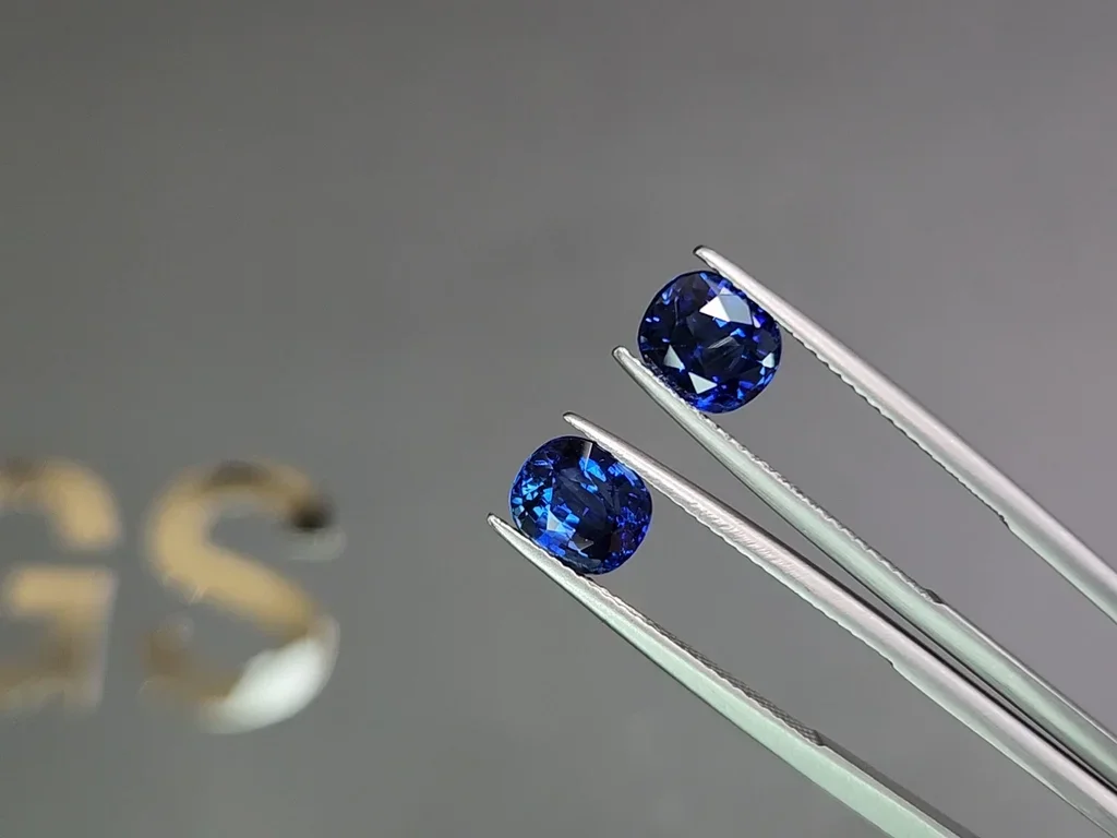 Пара синих сапфиров цвета Royal Blue в огранке овал 4,13 карата, Шри-Ланка Изображение №3