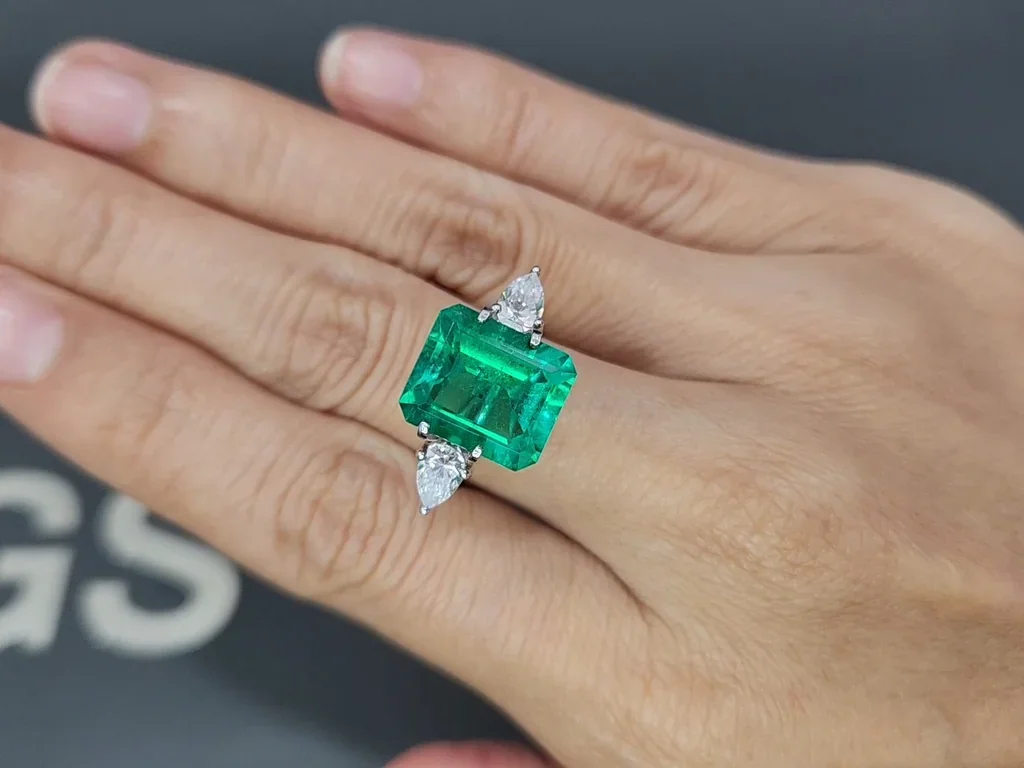 Изумруд Vivid Green в огранке октагон 5,80 карат, Колумбия Изображение №5
