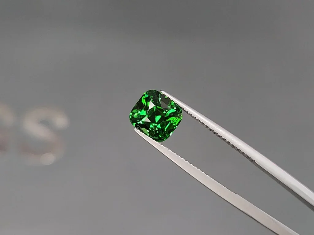 Гранат цаворит Vivid Green в огранке радиант 3,21 карат, Танзания Изображение №3