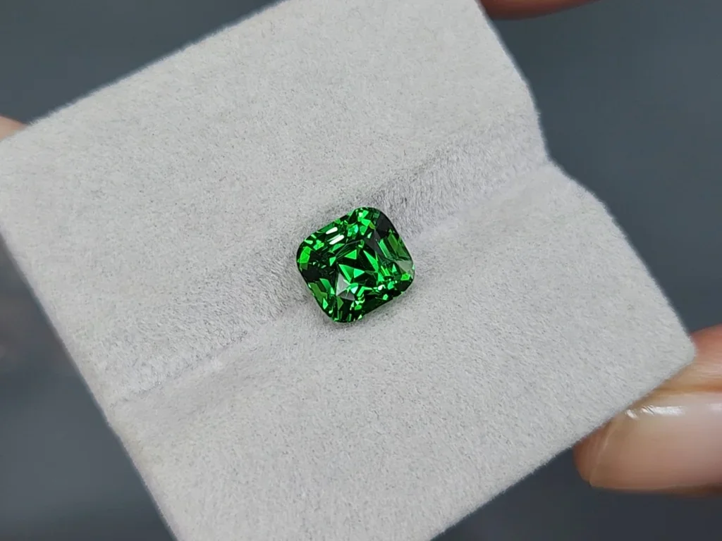 Гранат цаворит Vivid Green в огранке радиант 3,21 карат, Танзания Изображение №4