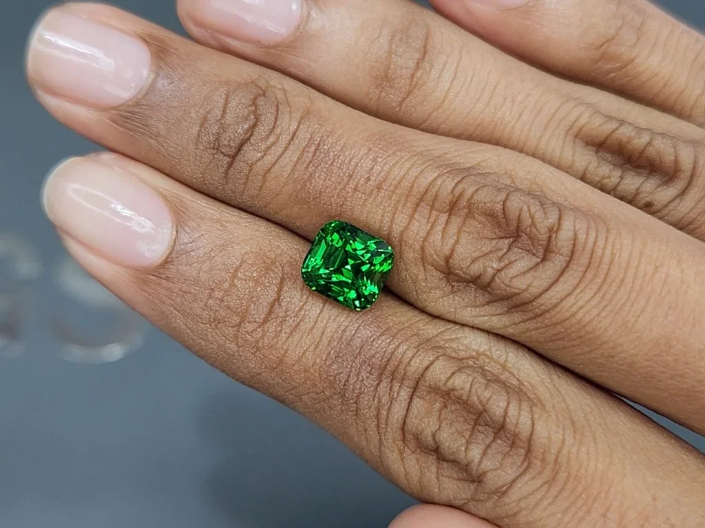 Гранат цаворит Vivid Green в огранке радиант 3,21 карат, Танзания Изображение №2