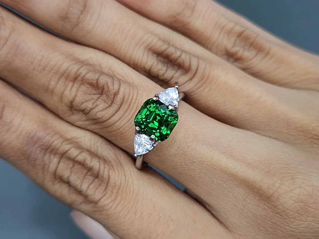 Гранат цаворит Vivid Green в огранке радиант 3,21 карат, Танзания Изображение №5