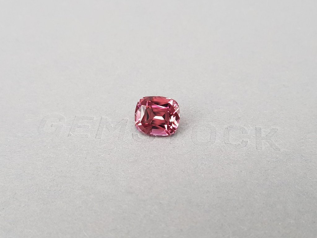 Кольцо с красно-розовым рубеллитом 3,42 карата и бриллиантами в белом золоте 750 пробы Изображение №6
