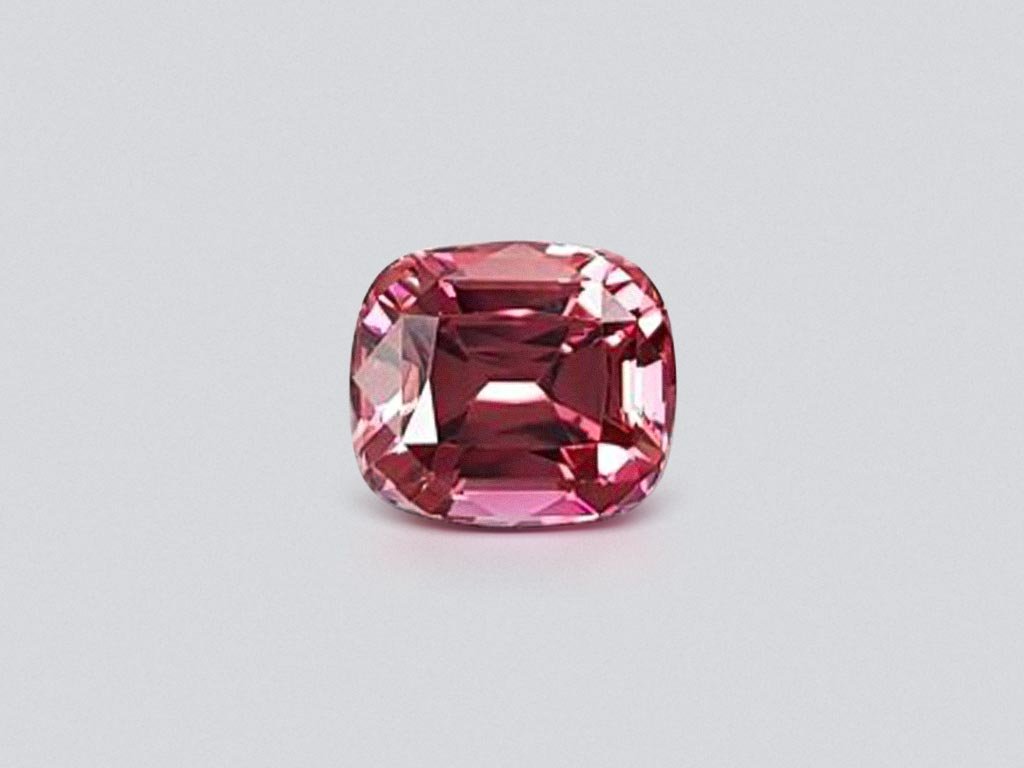 Кольцо с красно-розовым рубеллитом 3,42 карата и бриллиантами в белом золоте 750 пробы Изображение №5