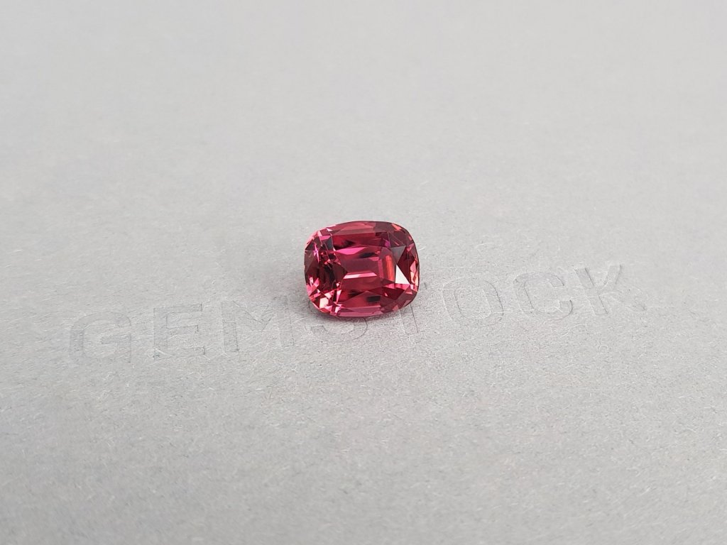 Кольцо с розовато-красным турмалином 4,30 карата и бриллиантами в белом золоте 750 пробы Изображение №5