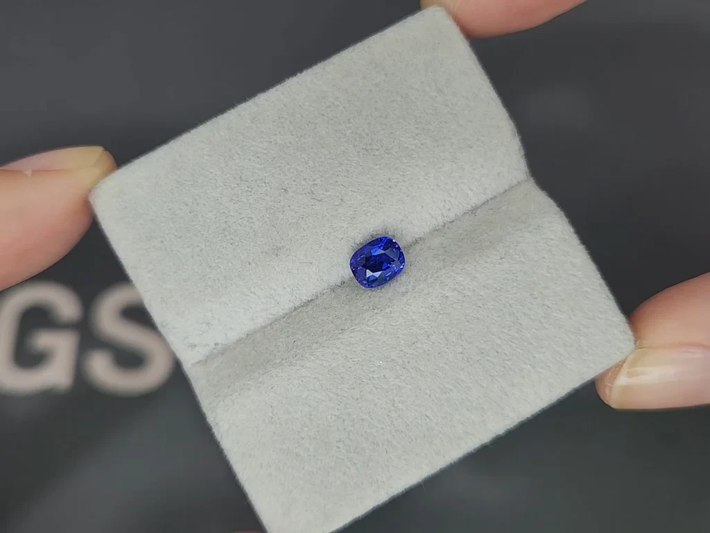 Сапфир Royal Blue в огранке кушон 0,90 карат, Шри-Ланка  Изображение №4