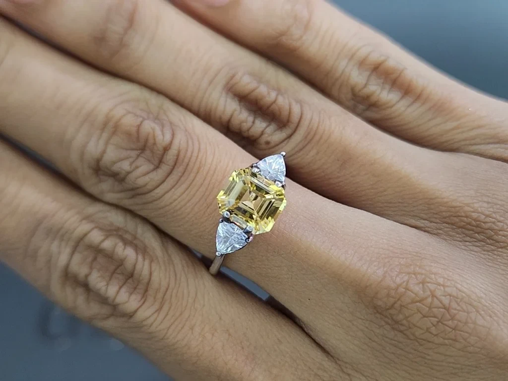 Негретый желтый сапфир в огранке октагон 3,11 карат, Шри-Ланка Изображение №5