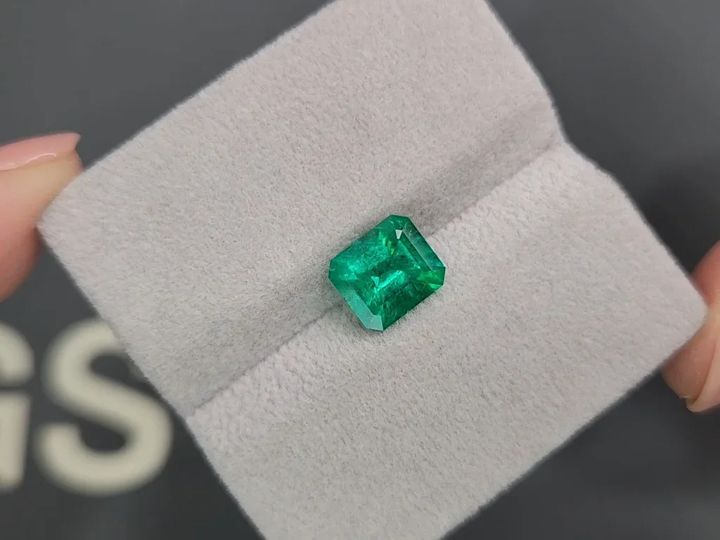 Колумбийский изумруд в огранке октагон 1,99 карата, Muzo Green Изображение №4