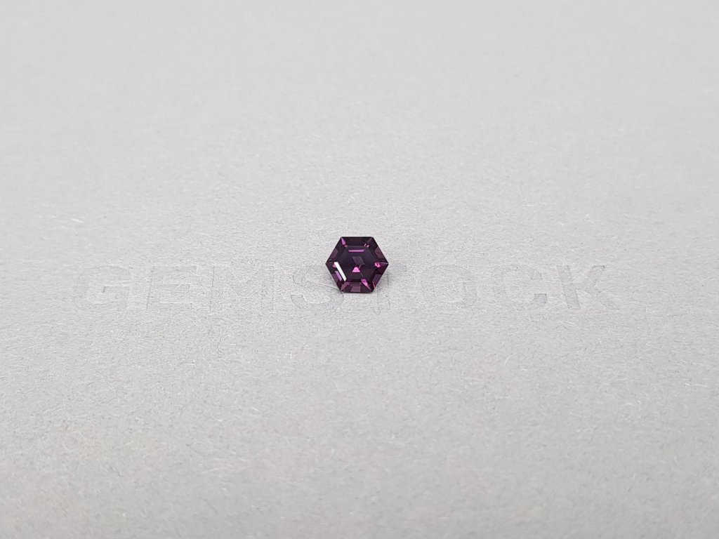 Насыщенная пурпурная шпинель в огранке гексагон 0,63 карат Изображение №1