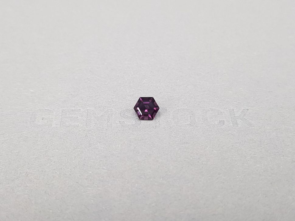 Насыщенная пурпурная шпинель в огранке гексагон 0,63 карат Изображение №1