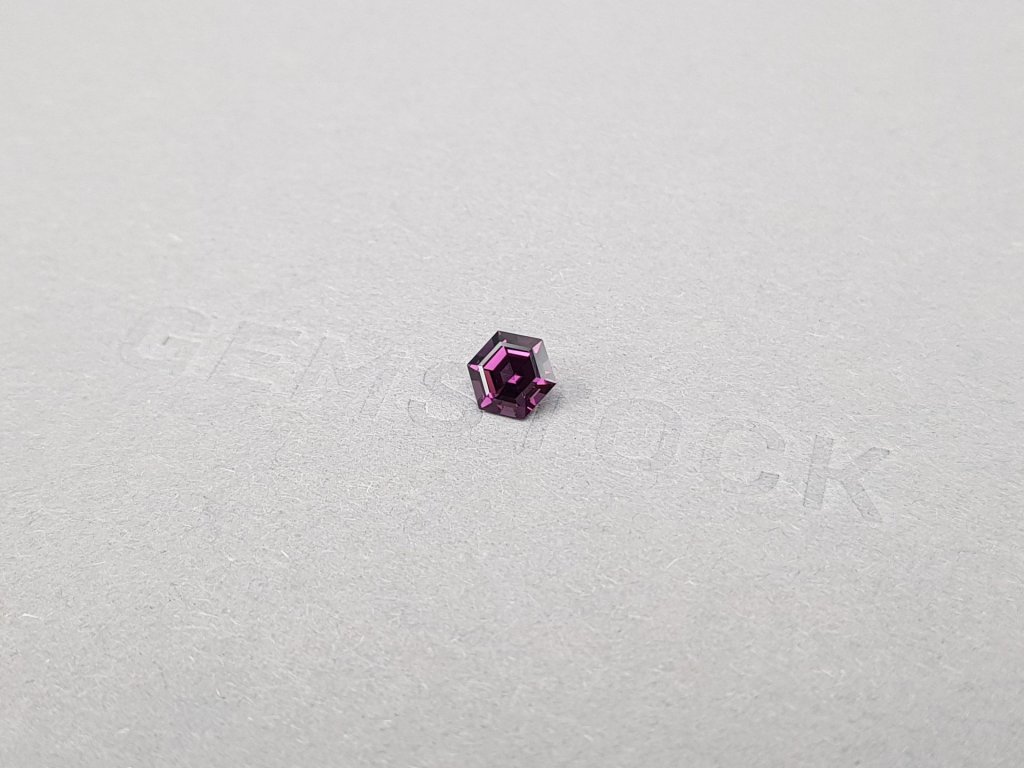 Насыщенная пурпурная шпинель в огранке гексагон 0,63 карат Изображение №3