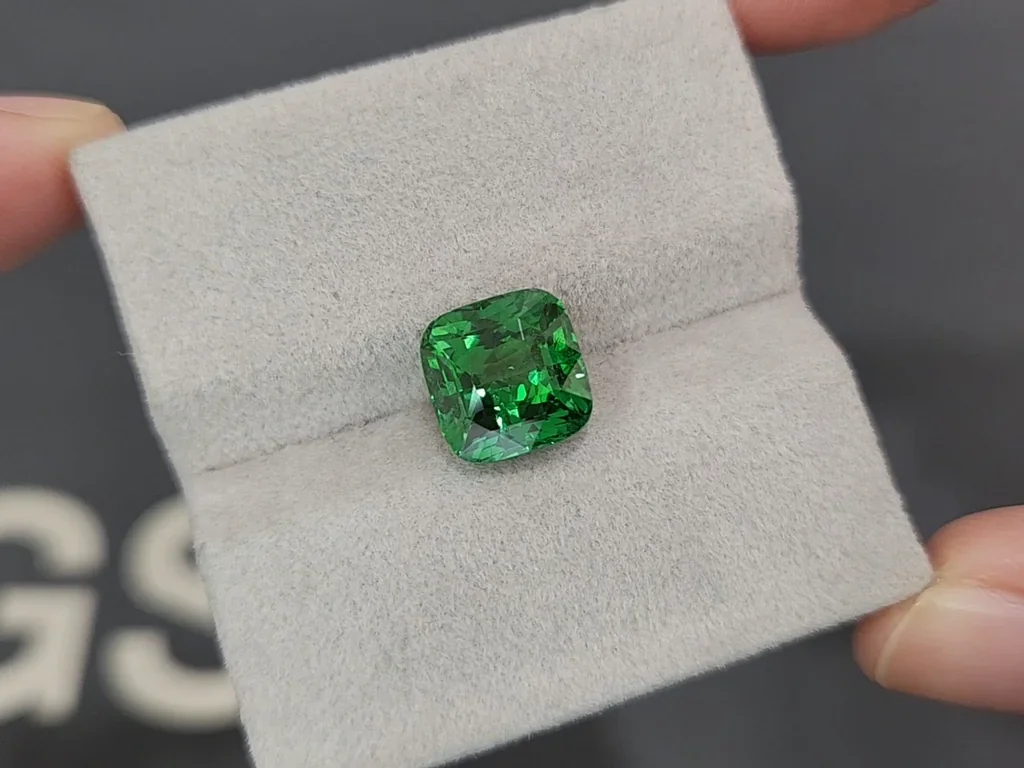 Гранат цаворит Vibrant Green в огранке кушон 5,02 карат, Танзания Изображение №4