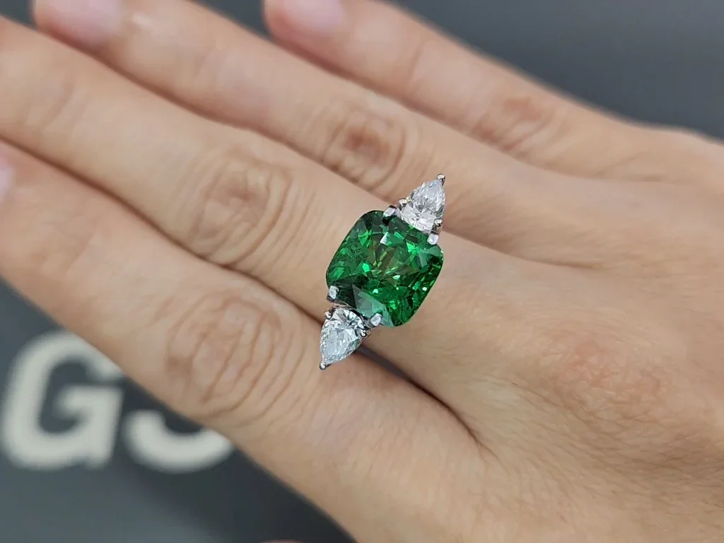 Гранат цаворит Vibrant Green в огранке кушон 5,02 карат, Танзания Изображение №5