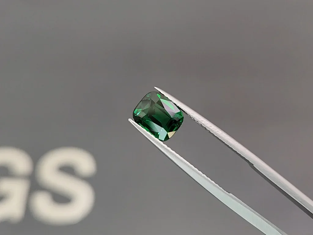 Гранат цаворит Vivid Green в огранке кушон 2,58 карат, Танзания  Изображение №3