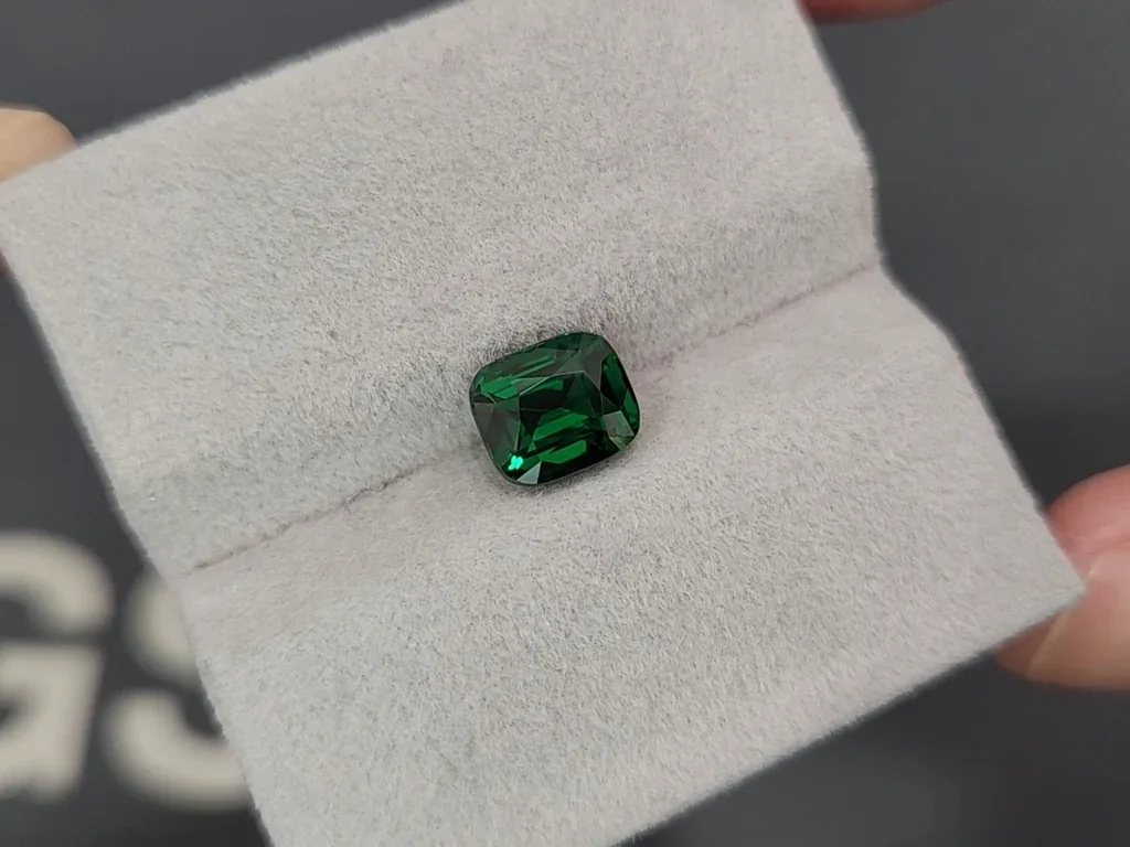 Гранат цаворит Vivid Green в огранке кушон 2,58 карат, Танзания  Изображение №4