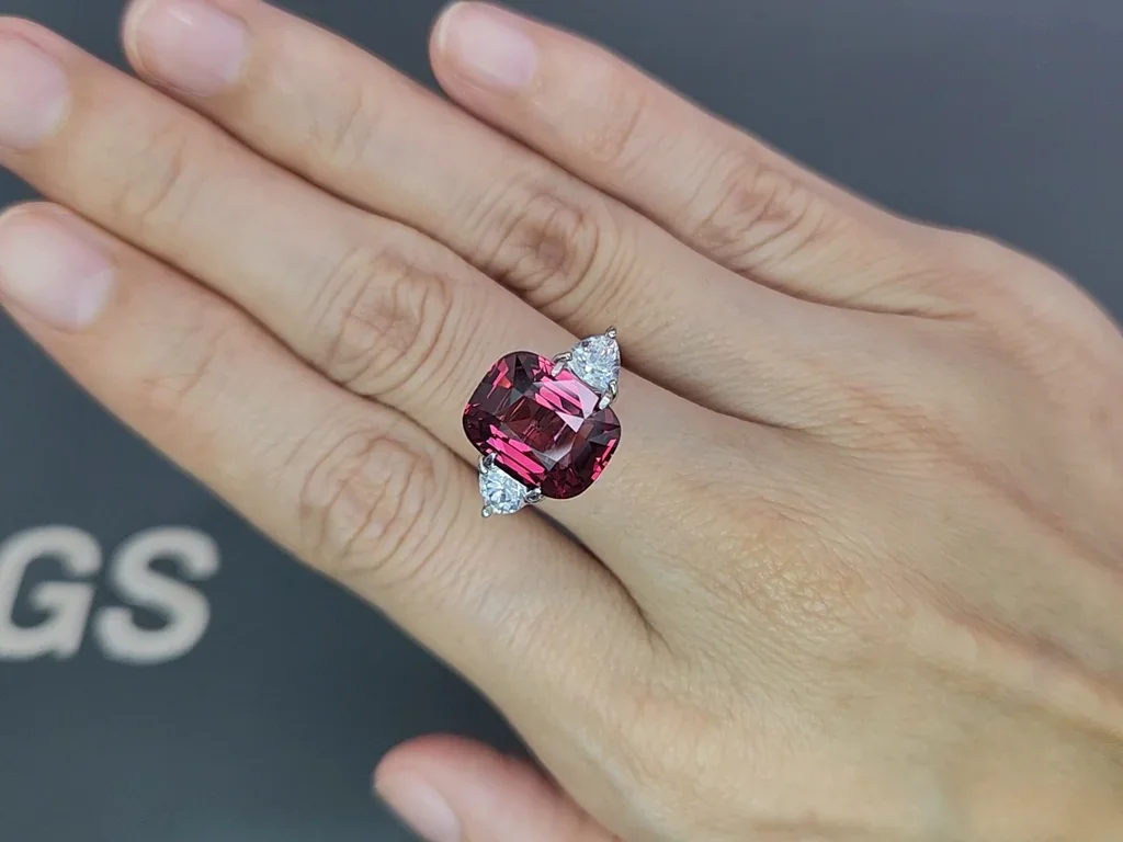 Пурпурный гранат в огранке кушон 7,64 карат, Африка Изображение №5