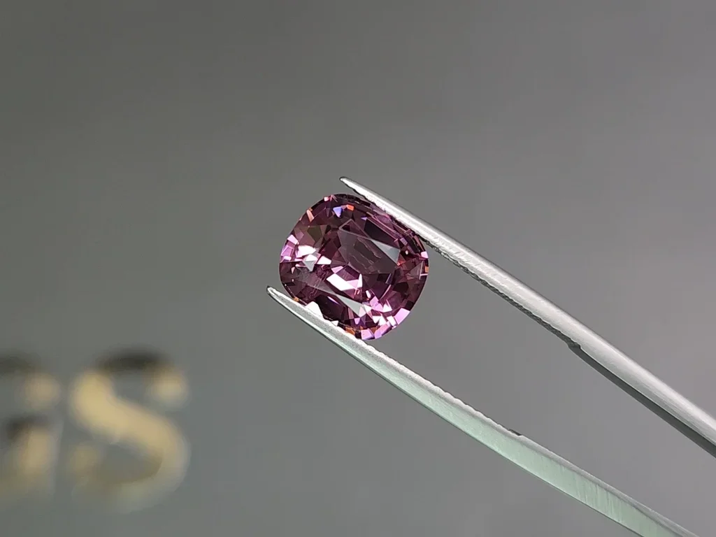 Бирманская шпинель в огранке кушон 4,25 карата цвета Mauve   Изображение №3