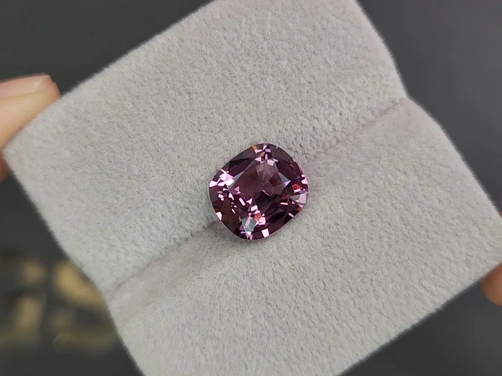 Бирманская шпинель в огранке кушон 4,25 карата цвета Mauve   Изображение №4
