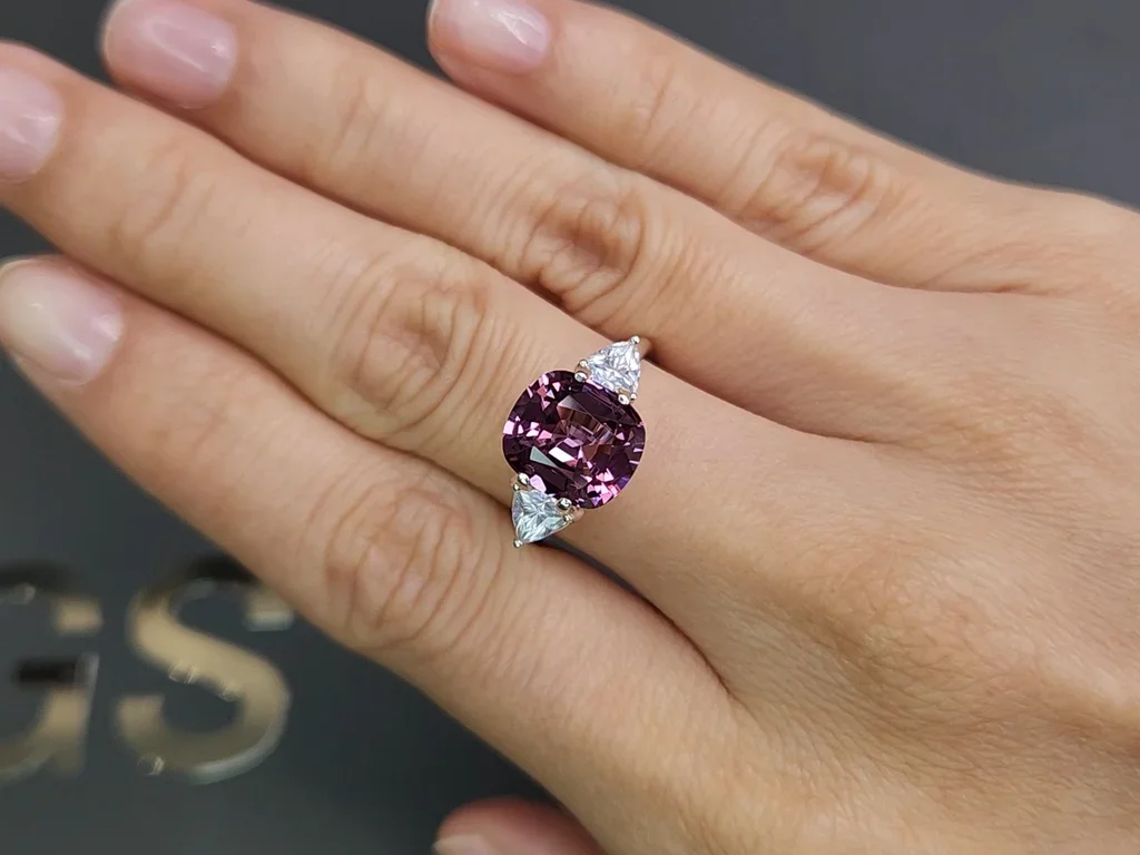 Бирманская шпинель в огранке кушон 4,25 карата цвета Mauve   Изображение №5