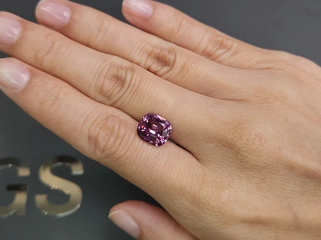 Бирманская шпинель в огранке кушон 4,25 карата цвета Mauve   Изображение №2