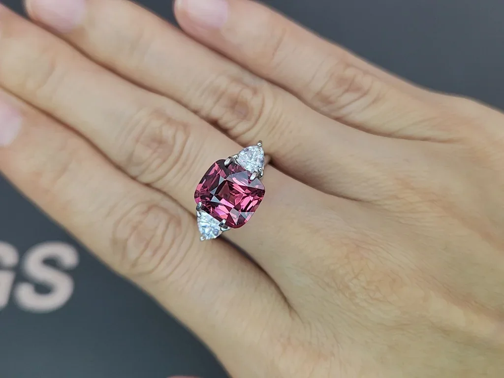 Пурпурный гранат в огранке кушон 4,95 карат, Африка Изображение №5
