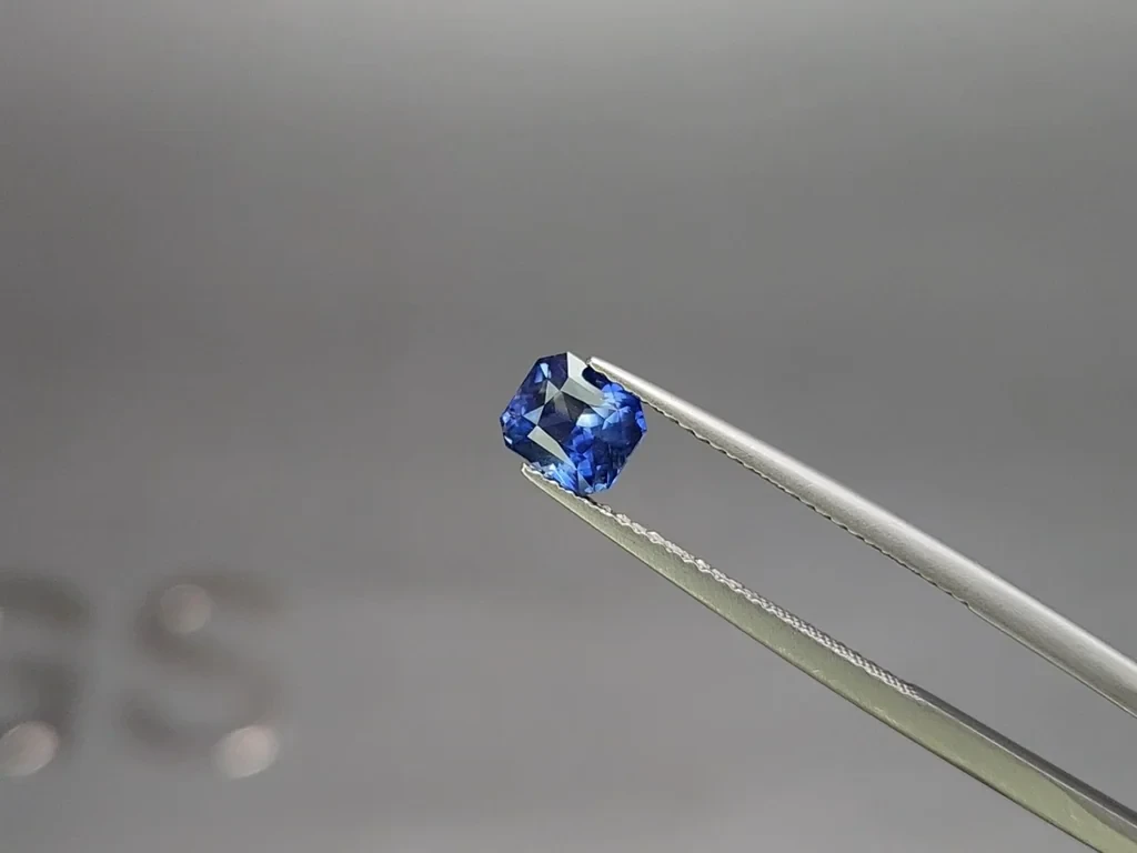 Sапфир Cornflower Blue в огранке радиант 1,26 карат, Шри-Ланка Изображение №3