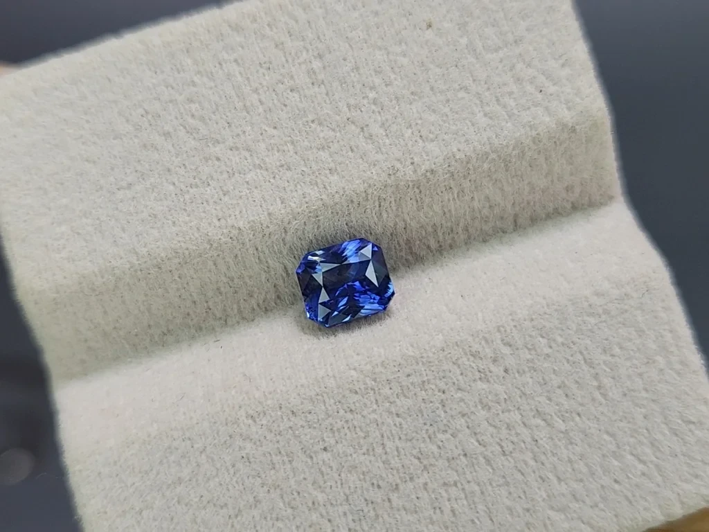 Sапфир Cornflower Blue в огранке радиант 1,26 карат, Шри-Ланка Изображение №4