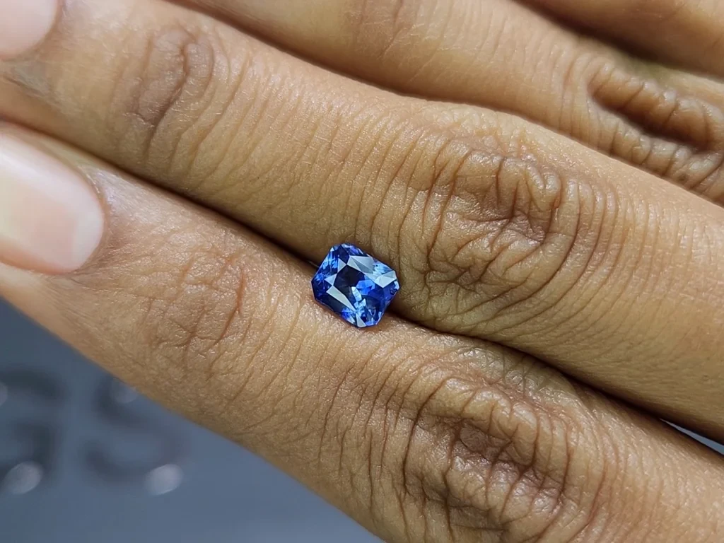 Sапфир Cornflower Blue в огранке радиант 1,26 карат, Шри-Ланка Изображение №2