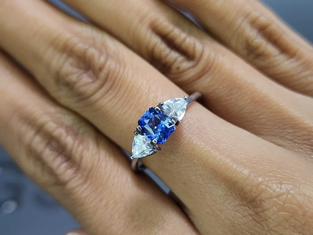 Sапфир Cornflower Blue в огранке радиант 1,26 карат, Шри-Ланка Изображение №5