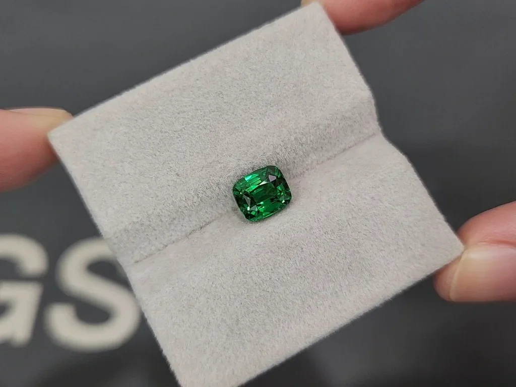 Гранат цаворит Vivid Green в огранке кушон 2,01 карат, Танзания  Изображение №4