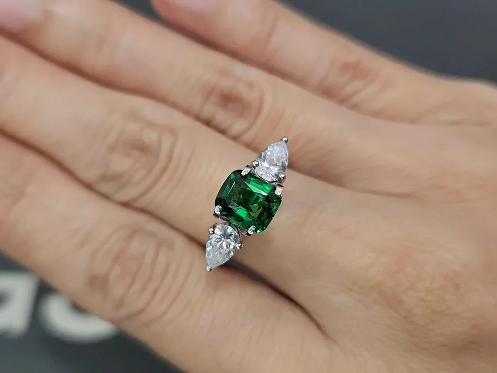 Гранат цаворит Vivid Green в огранке кушон 2,01 карат, Танзания  Изображение №5