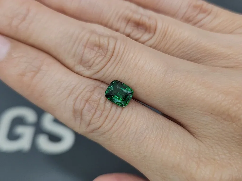 Гранат цаворит Vivid Green в огранке кушон 2,01 карат, Танзания  Изображение №2