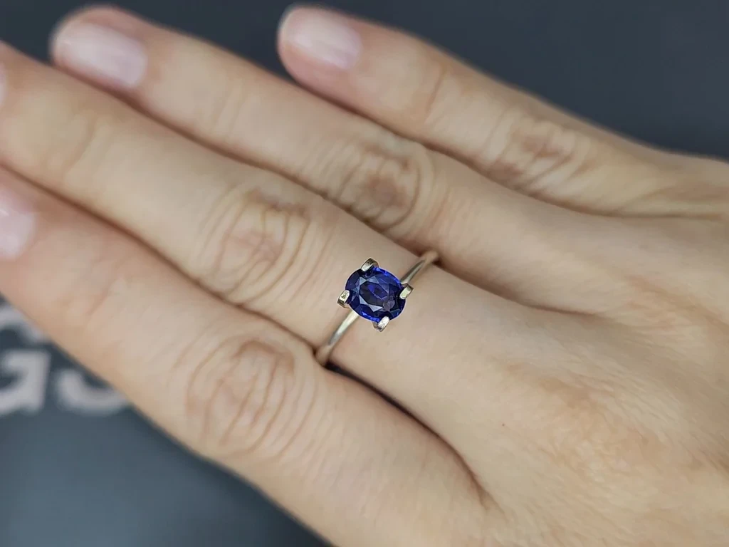 Сапфир Royal Blue в огранке овал 0,82 карат, Шри-Ланка  Изображение №5