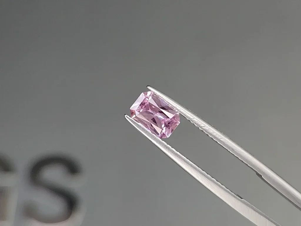 Нежно-розовый сапфир Baby Pink в огранке радиант 0,90 карата, Мадагаскар Изображение №3