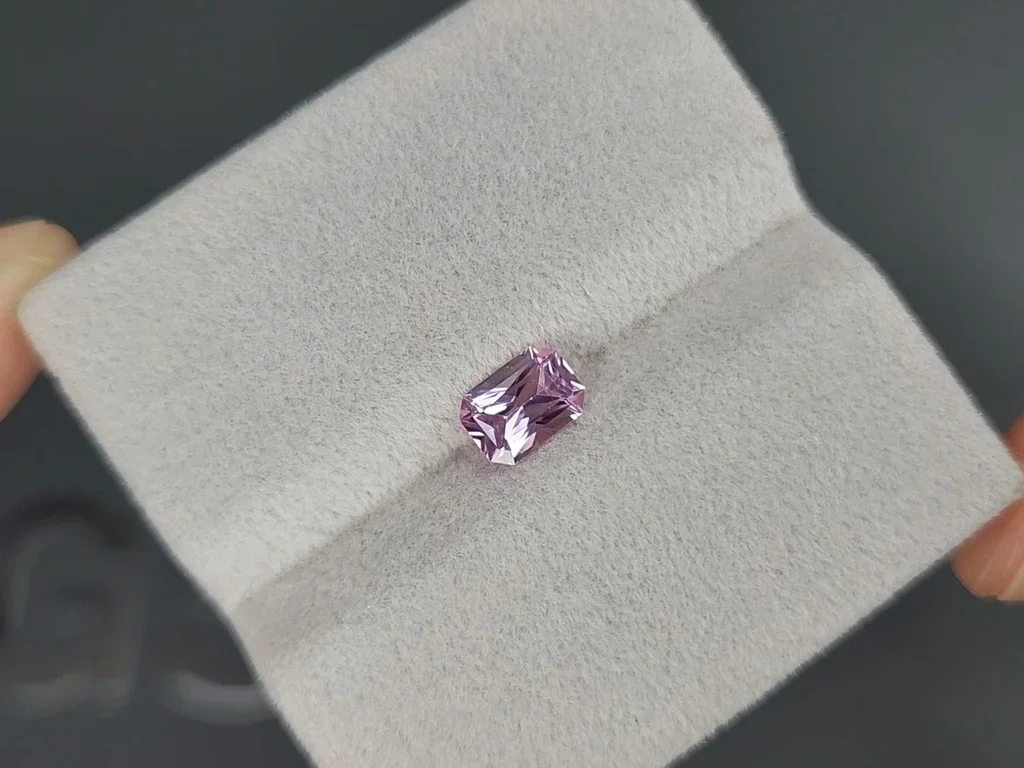Нежно-розовый сапфир Baby Pink в огранке радиант 0,90 карата, Мадагаскар Изображение №4