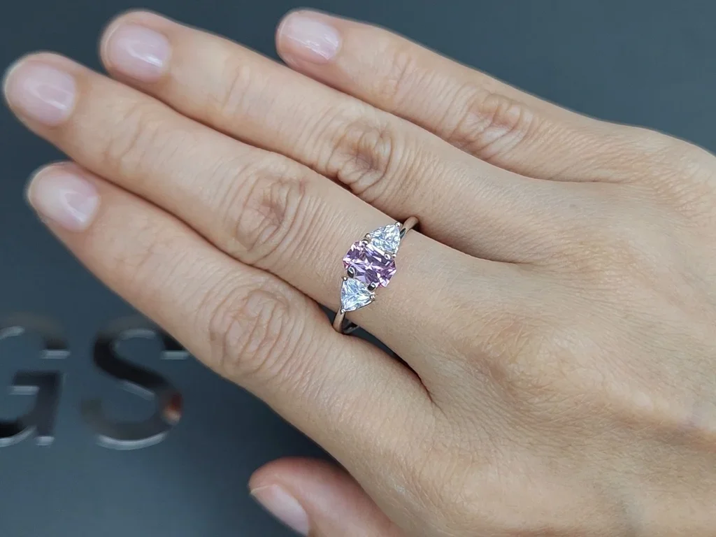 Нежно-розовый сапфир Baby Pink в огранке радиант 0,90 карата, Мадагаскар Изображение №5