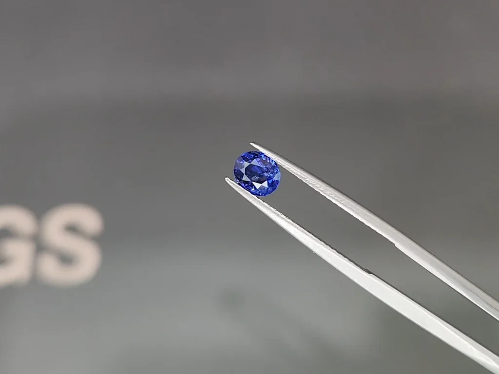 Сапфир Royal Blue в огранке овал 0,82 карат, Шри-Ланка  Изображение №3