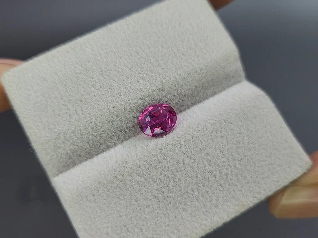 Сапфир Hot Pink в огранке овал 1,53 карат, Шри-Ланка Изображение №4