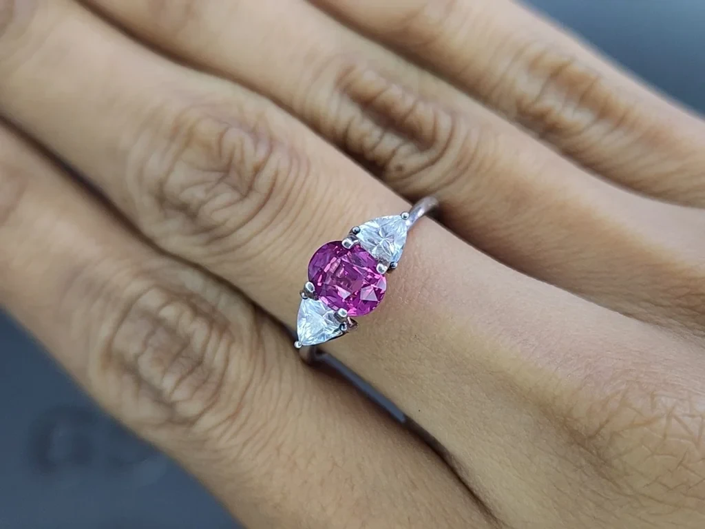 Сапфир Hot Pink в огранке овал 1,53 карат, Шри-Ланка Изображение №5