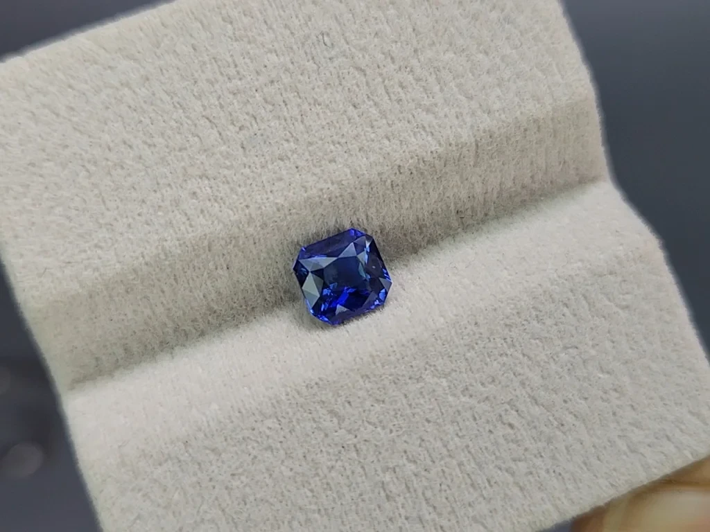 Сапфир Cornflower Blue в огранке радиант 1,12 карата, Шри-Ланка Изображение №4
